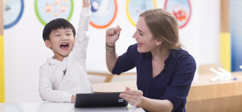 cho con tiếp xúc với giáo viên nước ngoài
